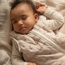 sovepose 3-18 mdr Blomma Sand Soveposer